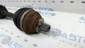 The front left half-shaft of a VW Tiguan 18-24 is rusty.