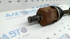 The front left half-shaft of a VW Tiguan 18-24 is rusty.