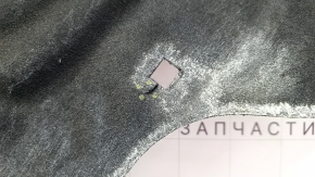 The hood insulation of a Porsche Macan 15-18 has a torn fastener.