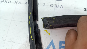 Front right window seal for Porsche Macan 15-26 with molding, matte black, torn