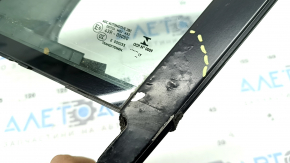 The front left triangle door glass of a Porsche Macan 15-18 has a swollen coating.