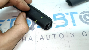 The rear right door seal of a Porsche Macan 15-26 is torn.