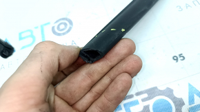 The rear right door seal of a Porsche Macan 15-26 is torn.