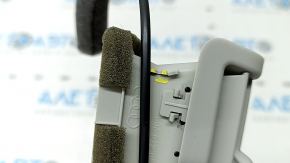 The left air duct in the center pillar of the Audi A6 C8 19-25 is gray, the wire mount is broken.