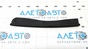 The front left hood seal of the Audi A6 C8 19-24 has broken fasteners.