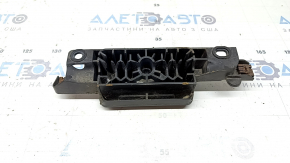The front left jack of a Porsche Macan 15-26 is dented.