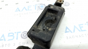The front right jack of a Porsche Macan 15-26 is dented.