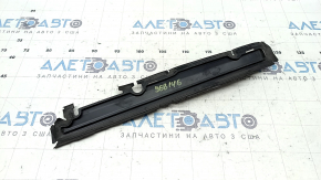 The upper radiator deflector of the Audi A6 C8 19-25 2.0T, 3.0T has a dried out seal.