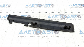 The upper radiator deflector of the Audi A6 C8 19-25 2.0T, 3.0T has a dried out seal.