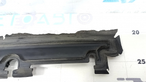 The upper radiator deflector of the Audi A6 C8 19-25 2.0T, 3.0T has a dried out seal.