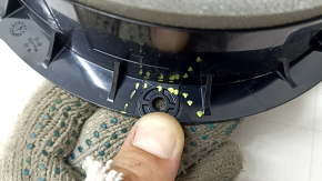 The front left door speaker of the Audi Q5 80A 18-24 has a broken mount.