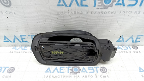 The fuel filler flap housing of the Audi A6 C8 19-24 has a torn seal.