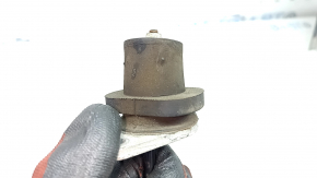 The left engine mount for an Audi A4 B9 17-25 2.0T is rusty and has microcracks.