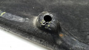 The rear right underbody protection of the Audi A6 C8 19-25 is torn from the fastening.