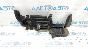 The left radiator deflector on the Audi A6 C8 19-25 3.0T is broken.