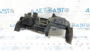 The left radiator deflector on the Audi A6 C8 19-25 3.0T is broken.