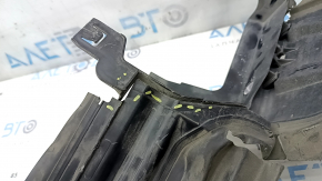 The left radiator deflector on the Audi A6 C8 19-25 3.0T is broken.