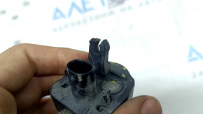 The right door sill light module of a BMW 3 G20 19-26 has a broken mount.