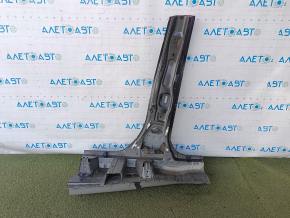 The central right body pillar of a Toyota Rav4 19-21 is sawn off, pokes