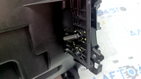 Mitsubishi Outlander 22-26 LED front left headlight has a broken guide.