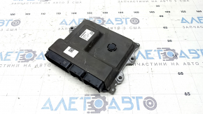 The ECU engine computer unit of the Volvo XC60 22-26 B6 has broken connectors.