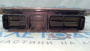 The ECU engine computer unit of the Volvo XC60 22-26 B6 has broken connectors.