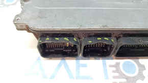 The ECU engine computer unit of the Volvo XC60 22-26 B6 has broken connectors.