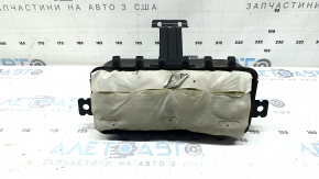 The passenger airbag in the dashboard of a Kia Sportage 23-25 has a rusty squib.