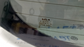 The rear window of the Kia Sportage 23-26 trunk is covered in soot.