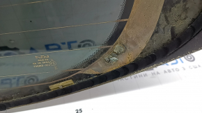 The rear window of the Kia Sportage 23-26 trunk is covered in soot.