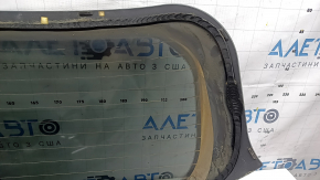 The rear window of the Kia Sportage 23-26 trunk is covered in soot.