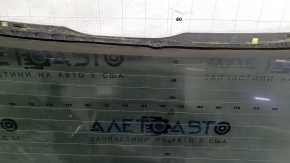 The rear window of the Kia Sportage 23-26 trunk is covered in soot.