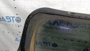 The rear window of the Kia Sportage 23-26 trunk is covered in soot.