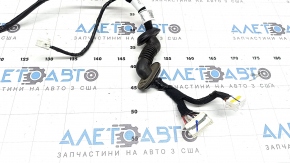 The left tailgate wiring harness for a Hyundai Santa Fe 2024-2026 has a broken connector.