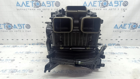 The bare heater housing of the Hyundai Santa Fe 24-26 air conditioner is broken.