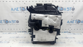The bare heater housing of the Hyundai Santa Fe 24-26 air conditioner is broken.