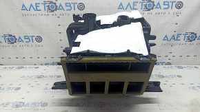 The bare heater housing of the Hyundai Santa Fe 24-26 air conditioner is broken.