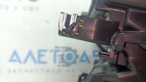 The bare heater housing of the Hyundai Santa Fe 24-26 air conditioner is broken.
