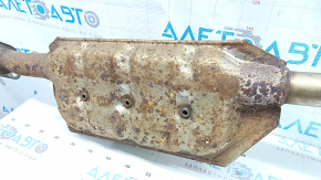 The middle section of the exhaust pipe of a Subaru Forester 25-26 is rusty.