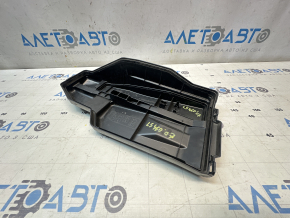 The underhood fuse box cover on a Lexus LS460 07-17 has a broken latch.