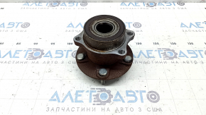 The rear left hub of a Subaru Forester 25-26 is rusty.