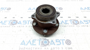 The rear right hub of a Subaru Forester 25-26 is rusty.