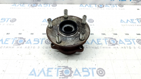 The rear right hub of a Subaru Forester 25-26 is rusty.