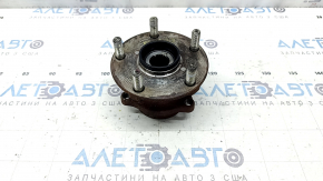 The rear left hub of a Subaru Forester 25-26 is rusty.