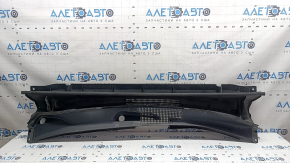 The plastic windshield wiper grille of a Toyota Highlander 20-26 is faded.