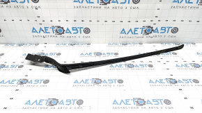 The right windshield molding of a Lexus UX 19-26 has a torn seal.