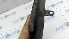 The front right mudguard of a Toyota Highlander 20-26 is worn out.