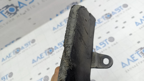The front right mudguard of a Toyota Highlander 20-26 is worn out.