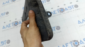 The front left mudguard of a Toyota Highlander 20-26 is worn out.