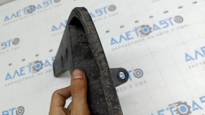 The front left mudguard of a Toyota Highlander 20-26 is worn out.